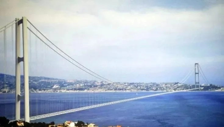Hängebrücke auf zwei Pfeilern an Land