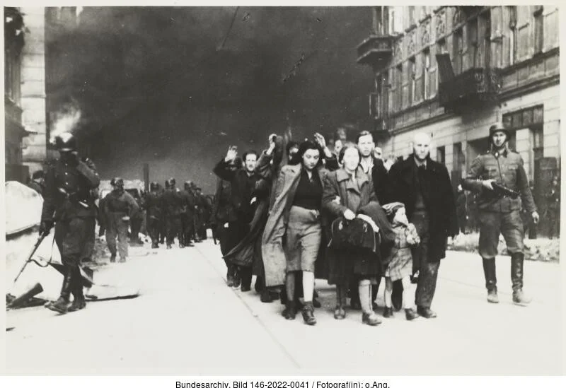 Aus Bunkern geholt und abgeführt