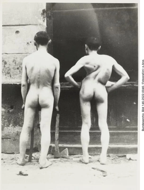 Nackte Gefangene