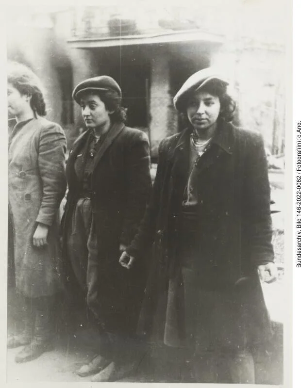 Mit Waffen gefangene Weiber