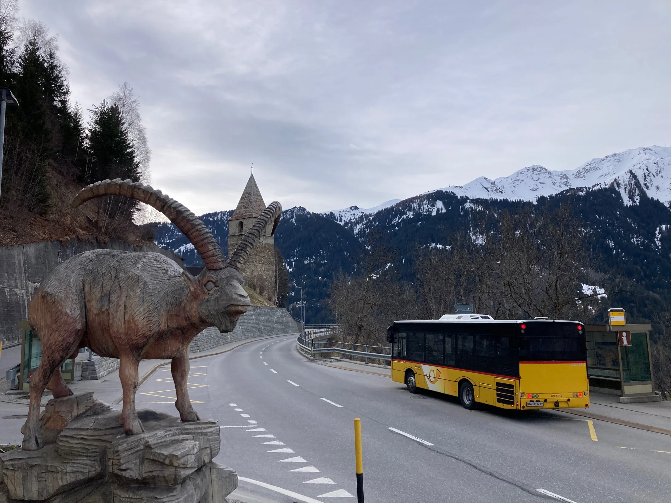 Strasse mit Postauto