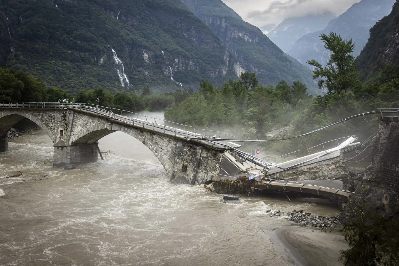 Visletto-Strassenbrücke im Maggiatal