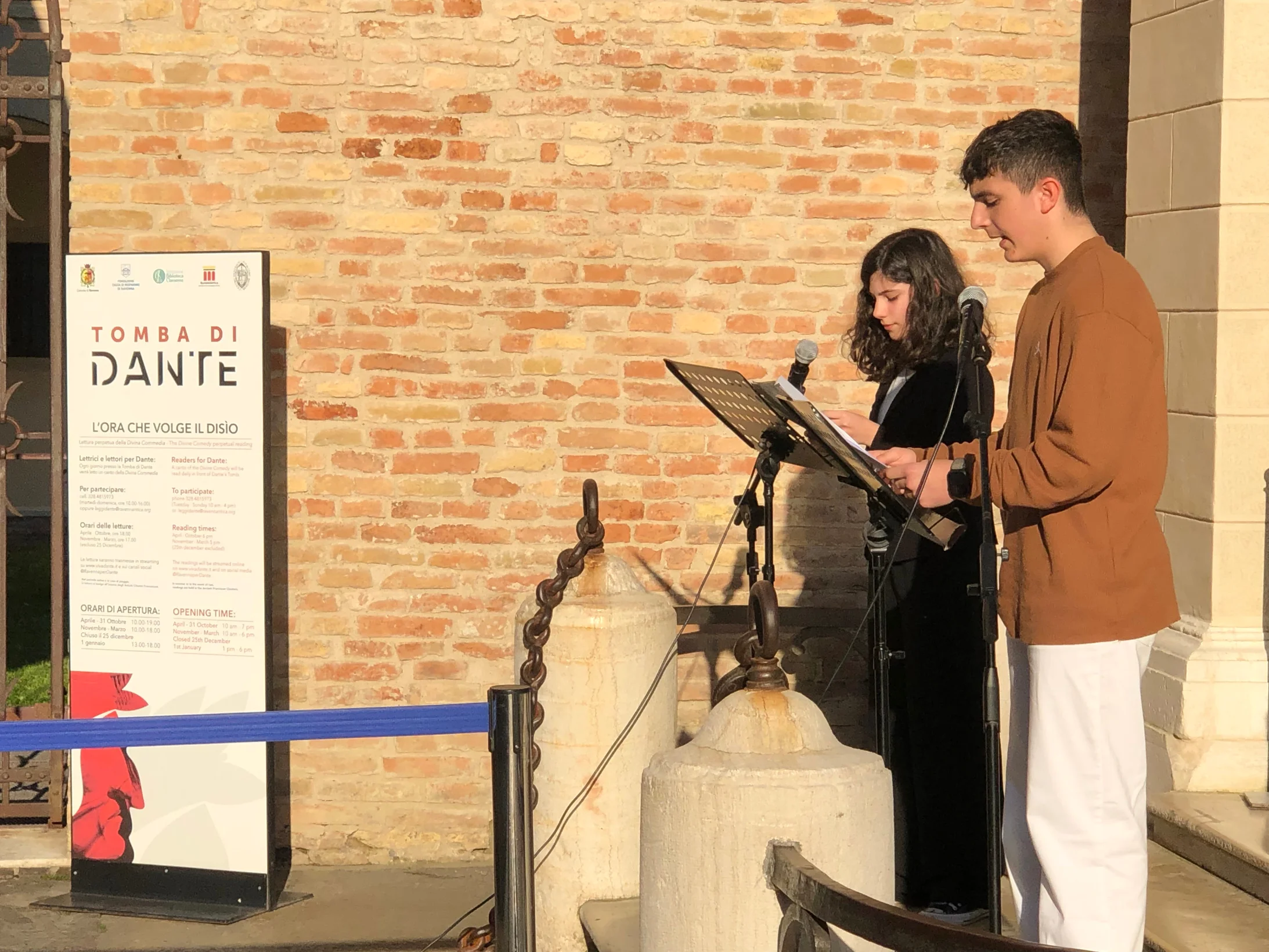 Rezitation vor Dantes Grab