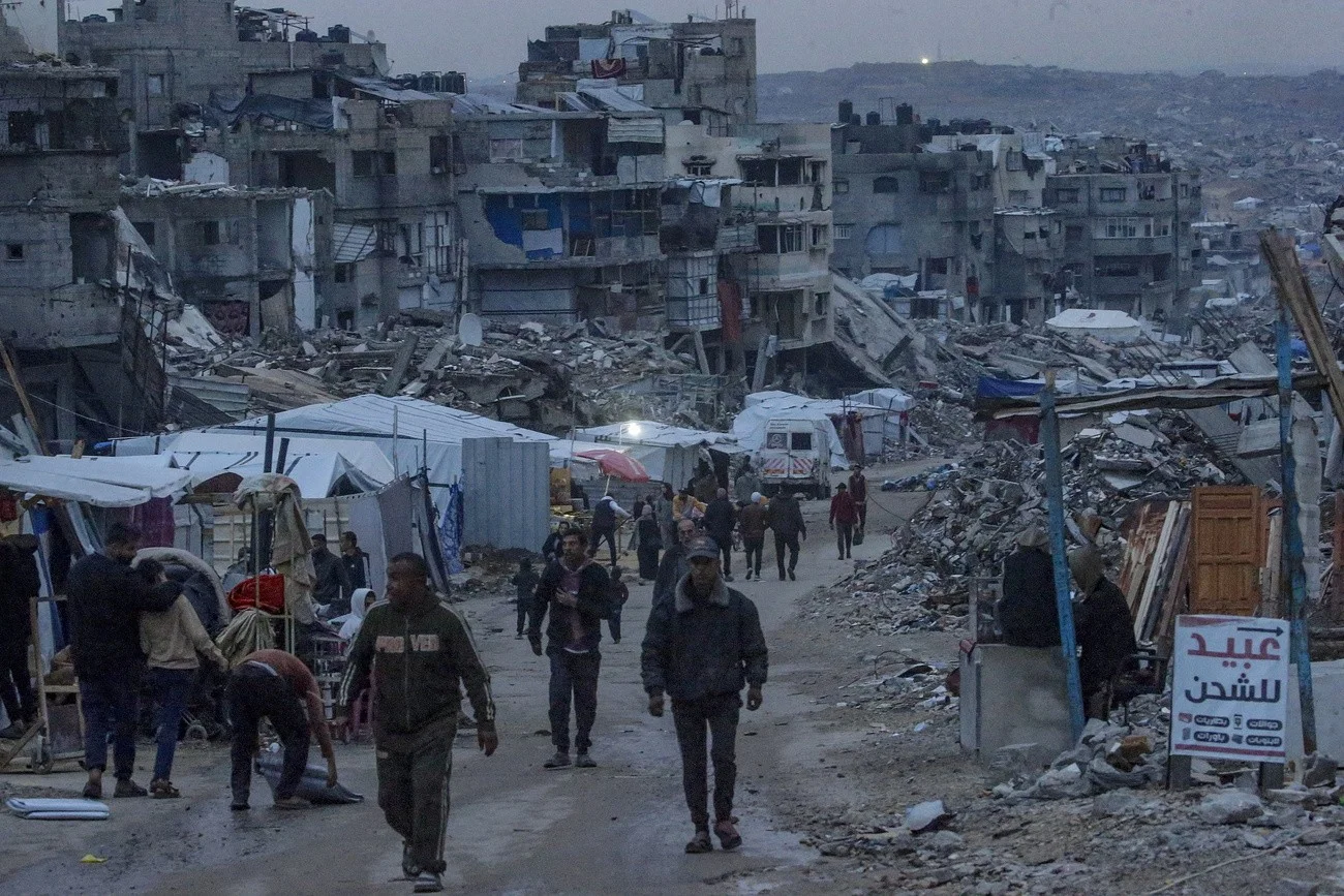 Palästinenser zwischen zerstörten Häusern bei Gaza-Cty