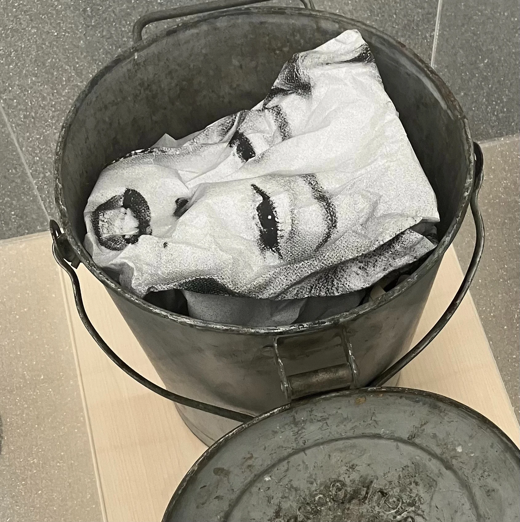 Spoerri: Marylin à la poubelle, 1967 