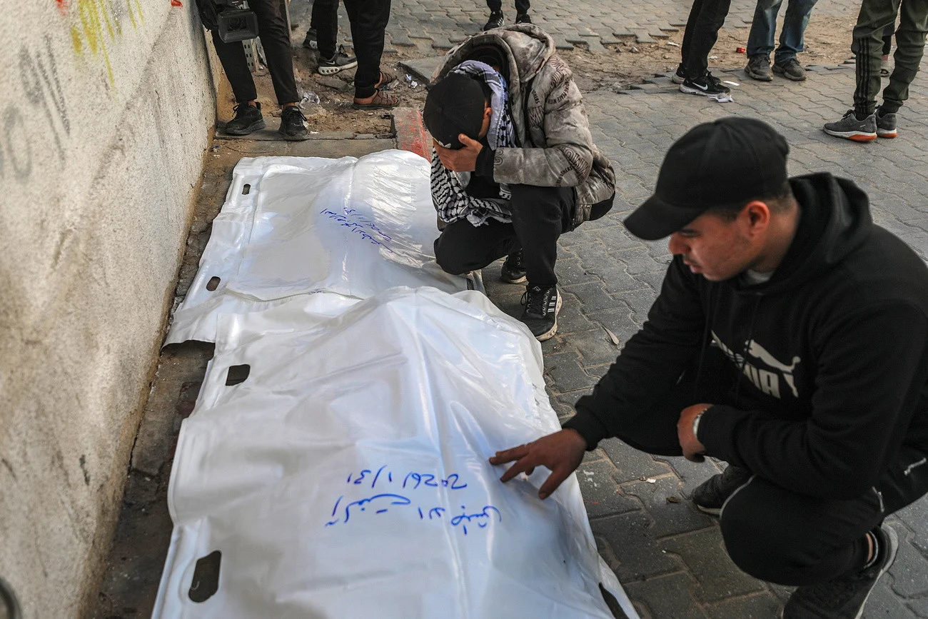 Trauer um die Toten der At-Bash-Familie in Gaza-Stadt (Keystone/EPA/Mohammed Saber)