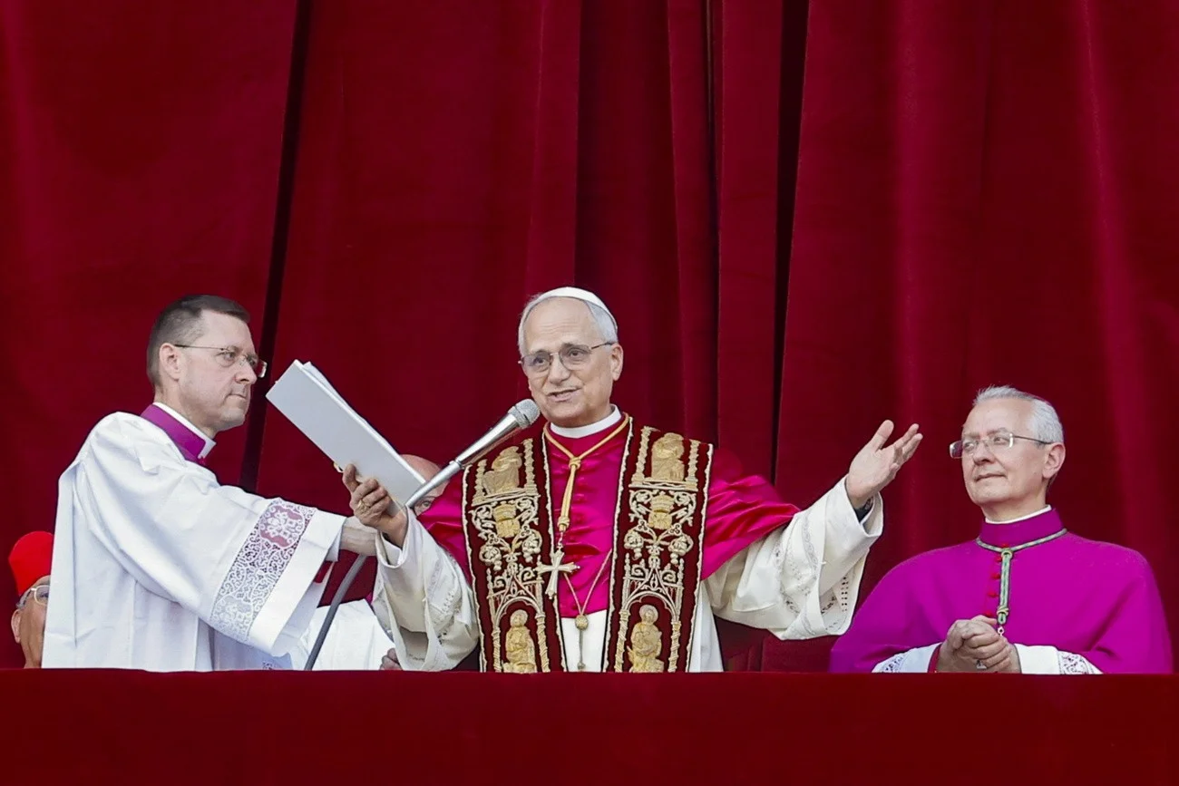 Papst Leo XIV, Auftritt nach der Wahl 