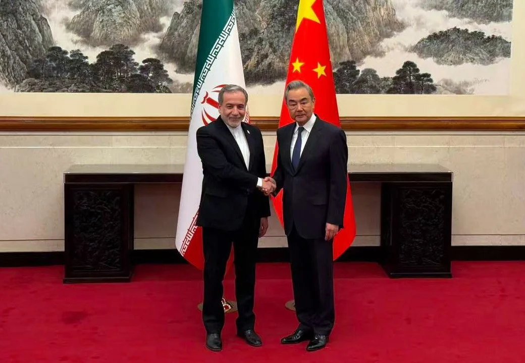Irans Aussenminister, Abbas Araghchi, Chinas Aussenminister Wang Yi 