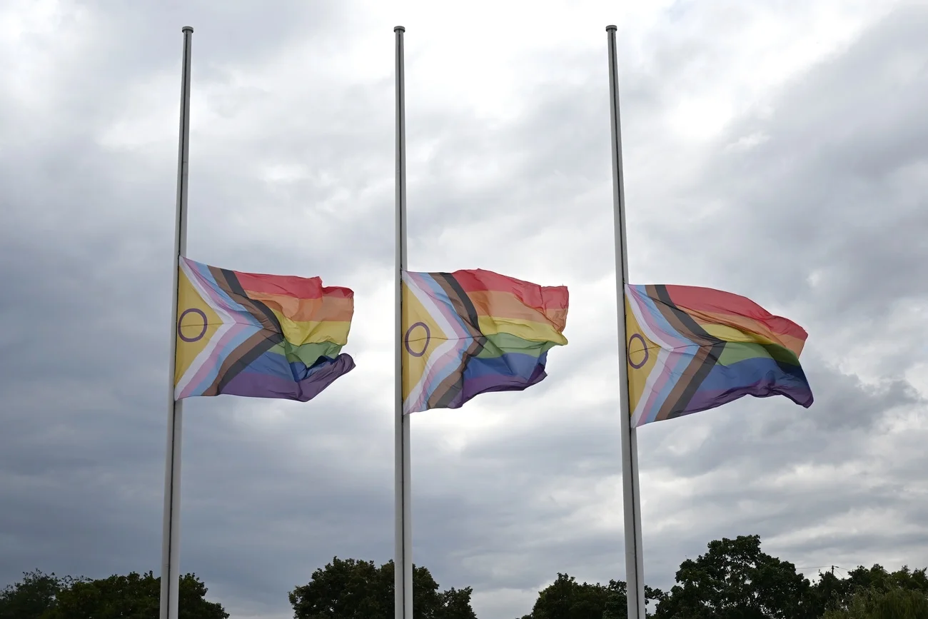 Progress-Pride-Flaggen Halbmast