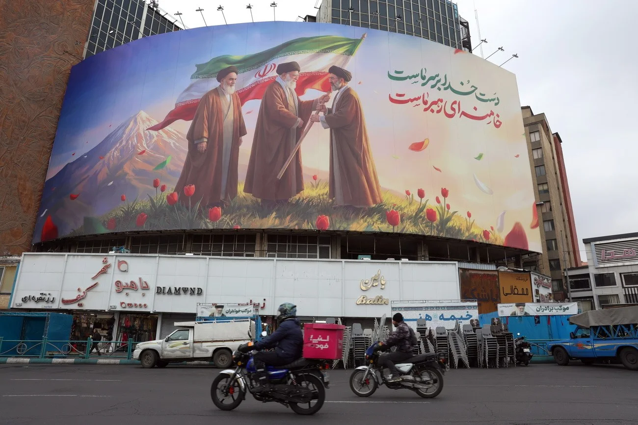 Plakat mit den geistlichen Revolutionsführern in Teheran