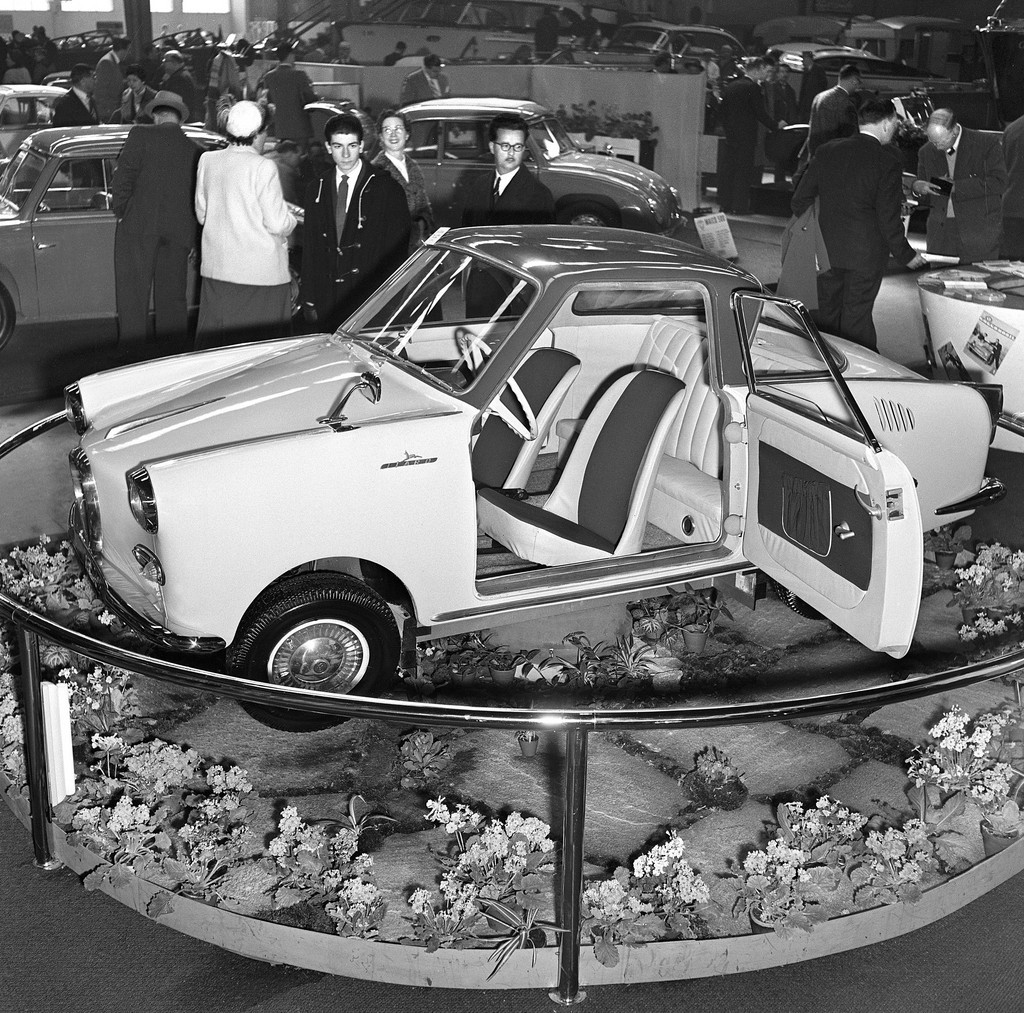 19. Januar 1955: Das erste serienmässig fabrizierte „Goggomobil“ läuft vom Band. Das Kult-Auto mit seinem Zweizylinder-Zweitaktmotor kostet 3’500 DM. Die erste Version des Mini-Autos besitzt nur einen einzigen Scheibenwischer. Gebaut wird das Auto von der Hans Glas GmbH in Dingolfing in Bayern. Der Name der Marke leitet sich vom Kosenamen des Sohnes von Hans Glas ab: „Goggi“. Insgesamt wurden von den verschiedenen Versionen des Goggomobils 284’491 Stück gebaut. Noch heute verkehren über 2’000 „Goggis“. 196…