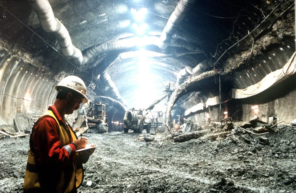 Die Bauarbeiten des 50,4 Kilometer lange Eisenbahntunnels zwischen Frankreich und England dauerten knapp sechs Jahre. Der Eurotunnel unter dem Ärmelkanal zwischen Coquelles (bei Calais) und Folkstone in der Grafschaft Kent bei Dover besteht aus drei Röhren; die Baukosten beliefen sich auf 15 Milliarden Euro. Das Bild aus dem Jahr 1990 zeigt Bauarbeiten beim nördlichen Tunneleingang. (Foto: Keystone/AP/HO)