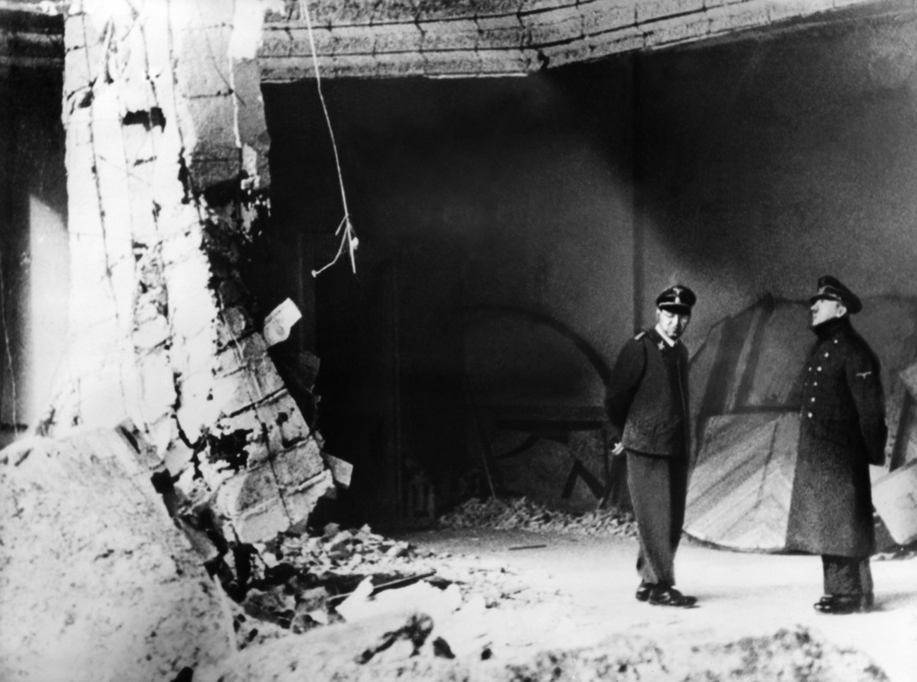 Eines der letzen Bilder des lebenden Hitlers. Er besichtigt den zerstörten Führerbunker (Bild: ?)