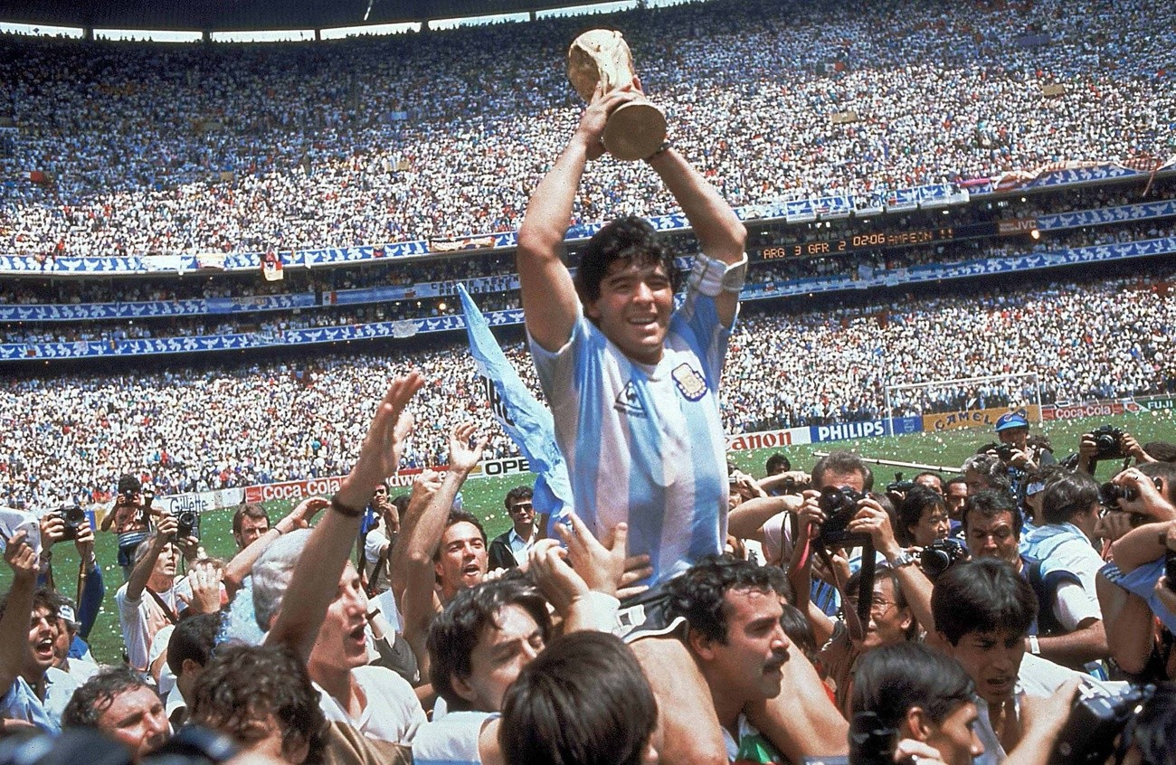 Er gilt als einer der grössten Fussballgötter aller Zeiten. Das Bild zeigt ihn am 29. Juni 1986. Eben hat Argenienien im Azteken-Stadion in Mexiko Westdeutschland mit 3:3 bezwungen und ist damit Fussballweltmeister geworden. Insgesamt nahm Maradona an vier WM-Turnieren teil und erzielte in 91 Länderspielen 34 Tore. Die persönlichen Schattenseiten dieses Glanzes sind bekannt. Die weltweite starke Anteilnahme an seinem Tod sagt nicht nur etwas über die Ausstrahlung Maradonas aus, sondern auch über das weltwe…