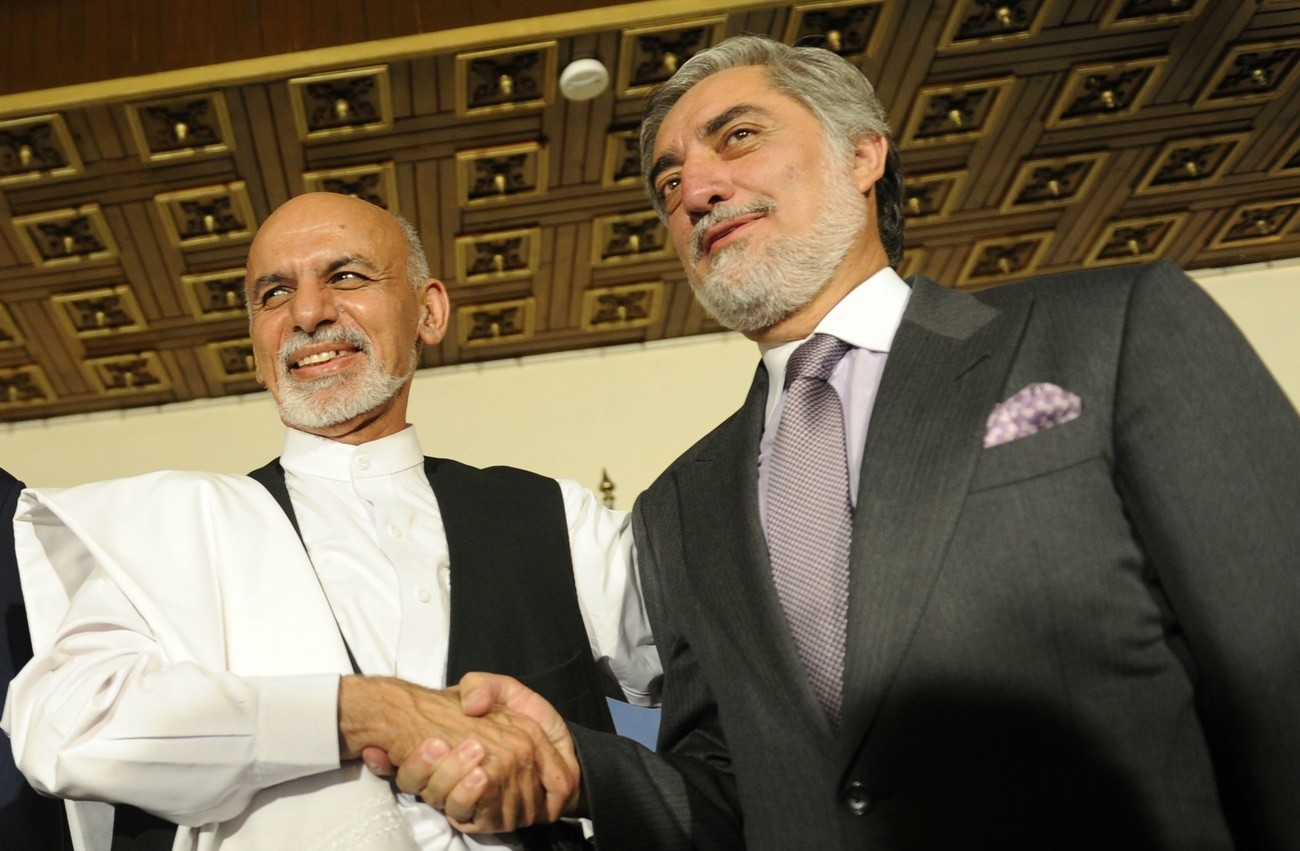 Aschraf Ghani und Abdullah Abdullah am 12. Juli 2014. Trotz freundschaftlichem Händedruck: keine Freundschaft. (Foto: Keystone/EPA/Jawad Jaliali)