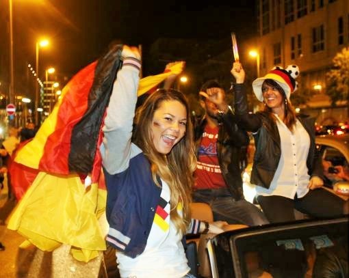 2014: Deutschland feiert: Nach dem Sieg Deutschlands über Argentinien im Final der Fussballweltmeisterschaft in Brasilien feiern Deutsche bis in die Morgenstunden. Das Bild stammt aus Frankfurt. (Foto: Keystone)