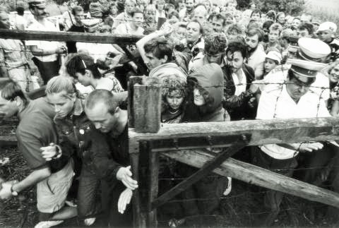 1989: Paneuropäisches Picknick: 700 DDR-Bürgerinnen und -Bürger flüchten über die kurz geöffnete österreichisch-ungarische Grenze in den Westen. Mit Flugblättern sind sie auf das „Paneuropäische Picknick" aufmerksam gemacht worden. Dabei handelt es sich um eine Friedensdemonstration an der Grenze bei Sopron (Ödenburg). Ungarn und Österreich hatten vereinbart, die Grenze für drei Stunden symbolisch zu öffnen. Kurz nach der Öffnung wird das Grenztor aufgerissen und Hunderte vorwiegend junger DDR-Bürger renne…