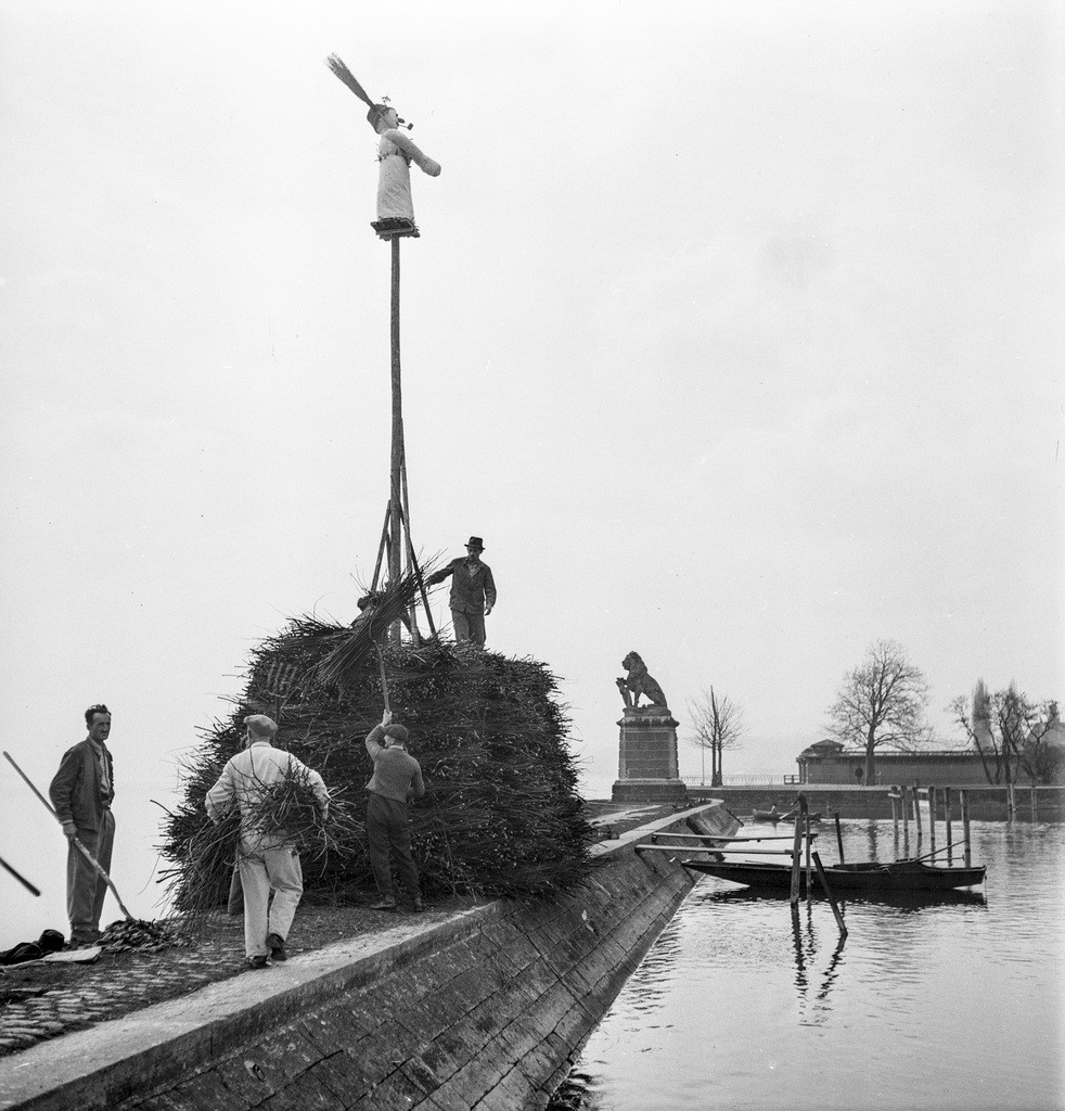 Aufbau des Bööggs auf dem Hafendamm Enge im Jahr 1943. Bald fällt er ins Wasser. (Foto: Keystone/Photopress-Archiv)