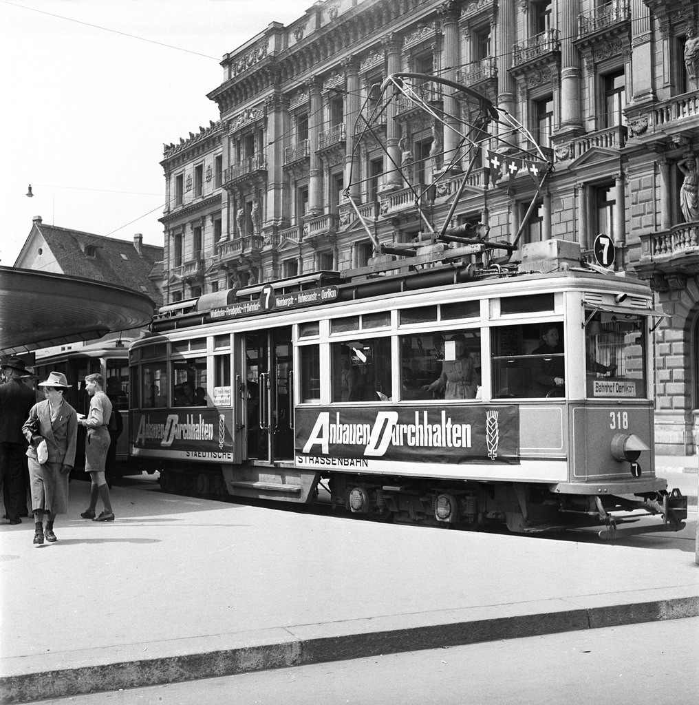 "Anbauen, durchhalten": Das Tram Nummer 7 am Zürcher Paradeplatz (Foto: Keystone/Photopress-Archiv)