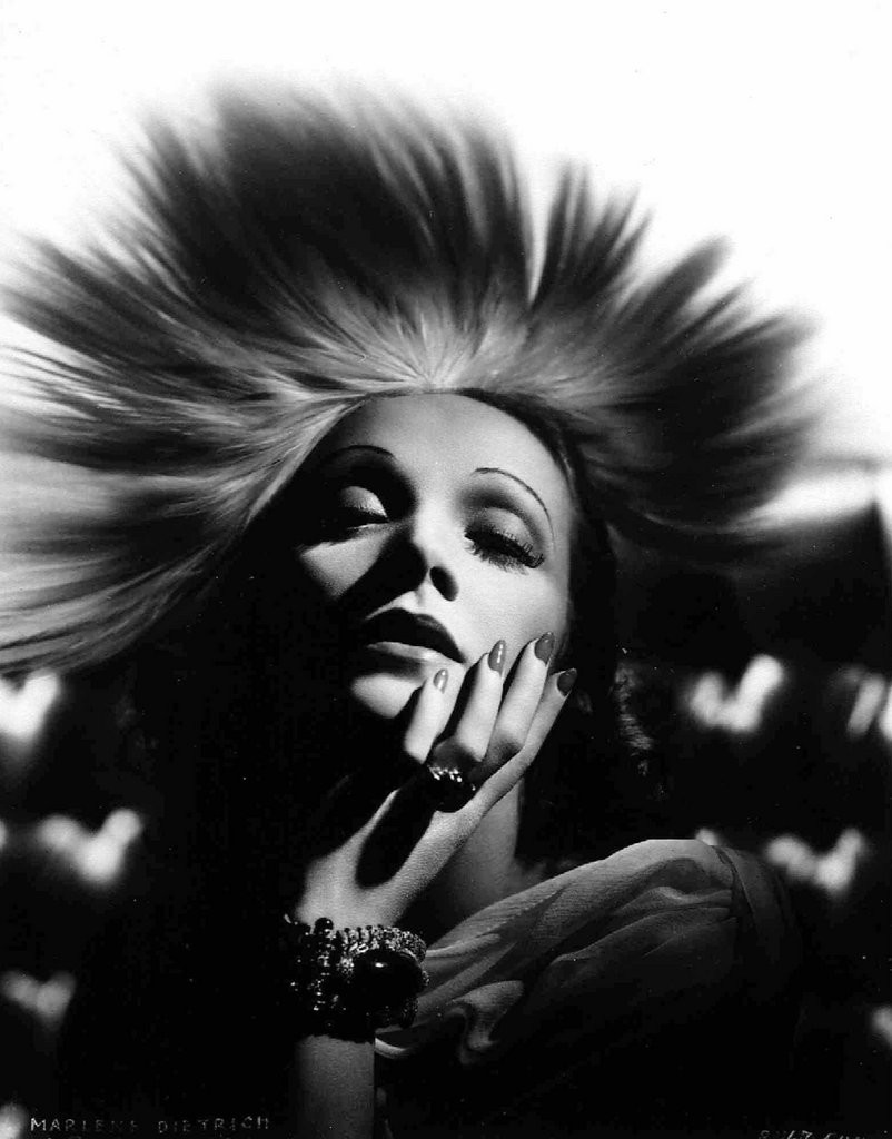 27. Dezember 1901: Geburt von Marlene Dietrich (geboren als Marie Magdalene Dietrich) im heutigen Berlin. Dietrich nimmt 1939 die amerikanische Staatsbürgerschaft an. 1930 wird sie berühmt durch ihre Rolle im Film „Der blaue Engel“ von Josef von Sternberg. Während der Nazi-Zeit weigerte sie sich, sich von der NS-Propaganda einspannen zu lassen. Sie sang für amerikanische Soldaten und besuchte Feldlazarette. Zu ihren bekanntesten Liedern gehören: „Ich bin von Kopf bis Fuss auf Liebe eingestellt“ und „Sag mi…