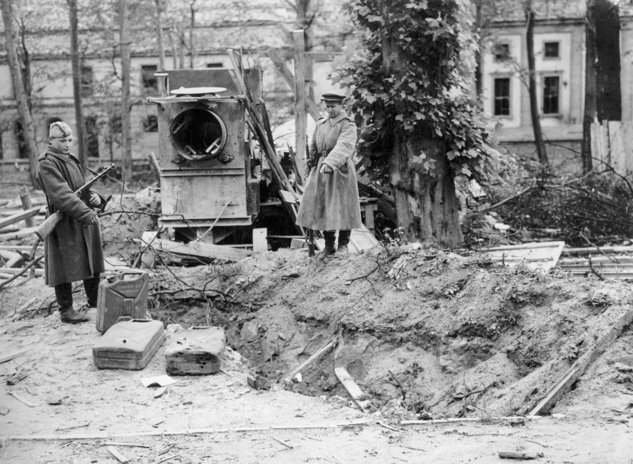 Sowjetische Soldaten zeigen die Stelle, wo Hitler verbrannt wurde. (Foto: Keystone)