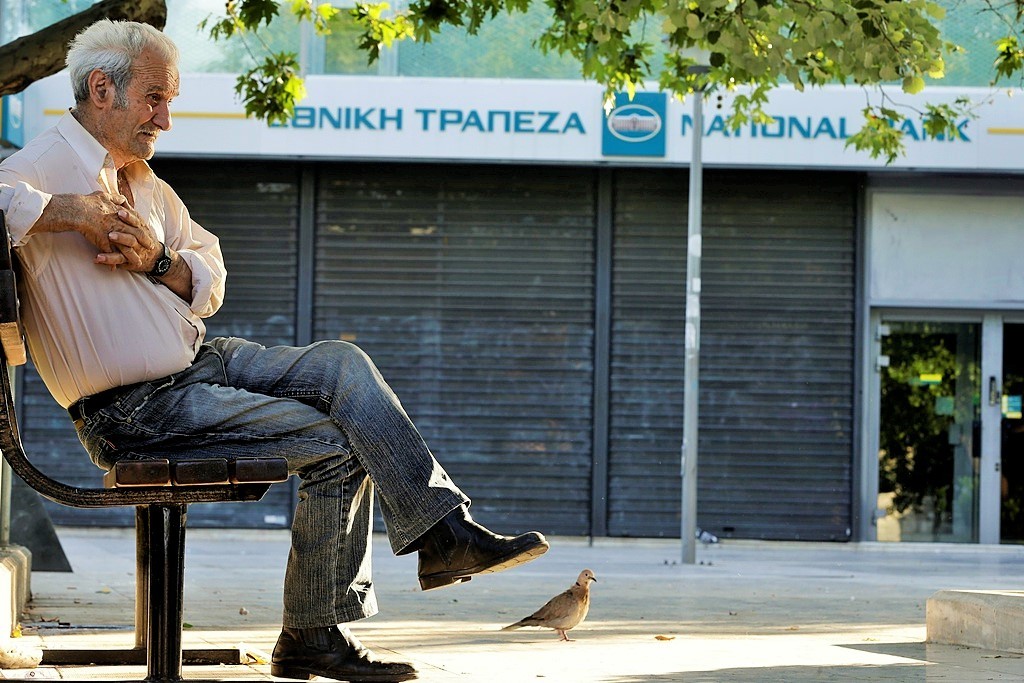 2015: Nach dem Scheitern der Schuldengespräche bleiben die griechischen Banken für eine Woche geschlossen. Die Griechen können nur noch 60 Euro am Bancomaten beziehen. Auch die Börse bleibt geschlossen. (Foto: Keystone/AP)