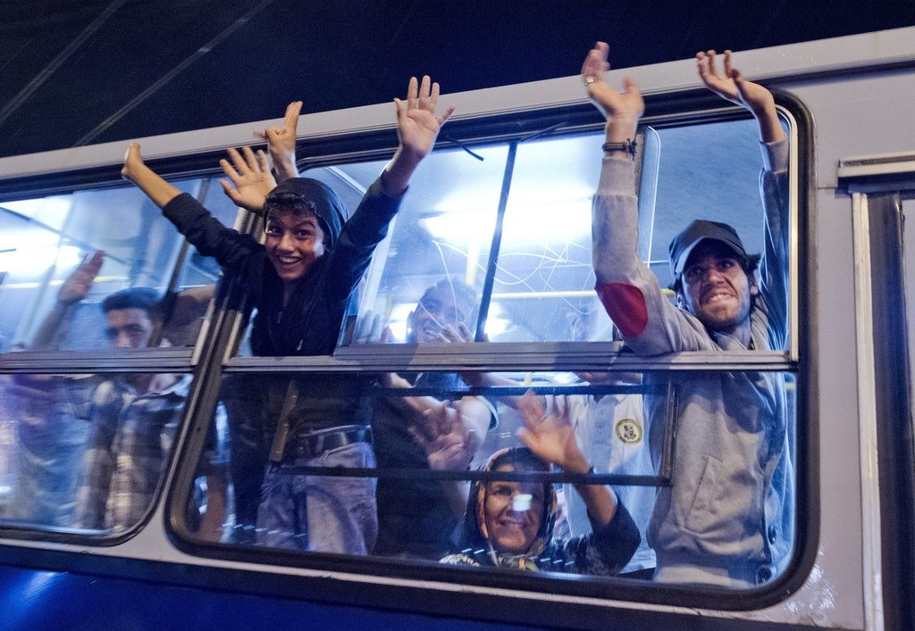 Sie finden in Budapest einen Platz in einem Bus, der sie nach Österreich bringt. (Foto: Keystone/EPA)