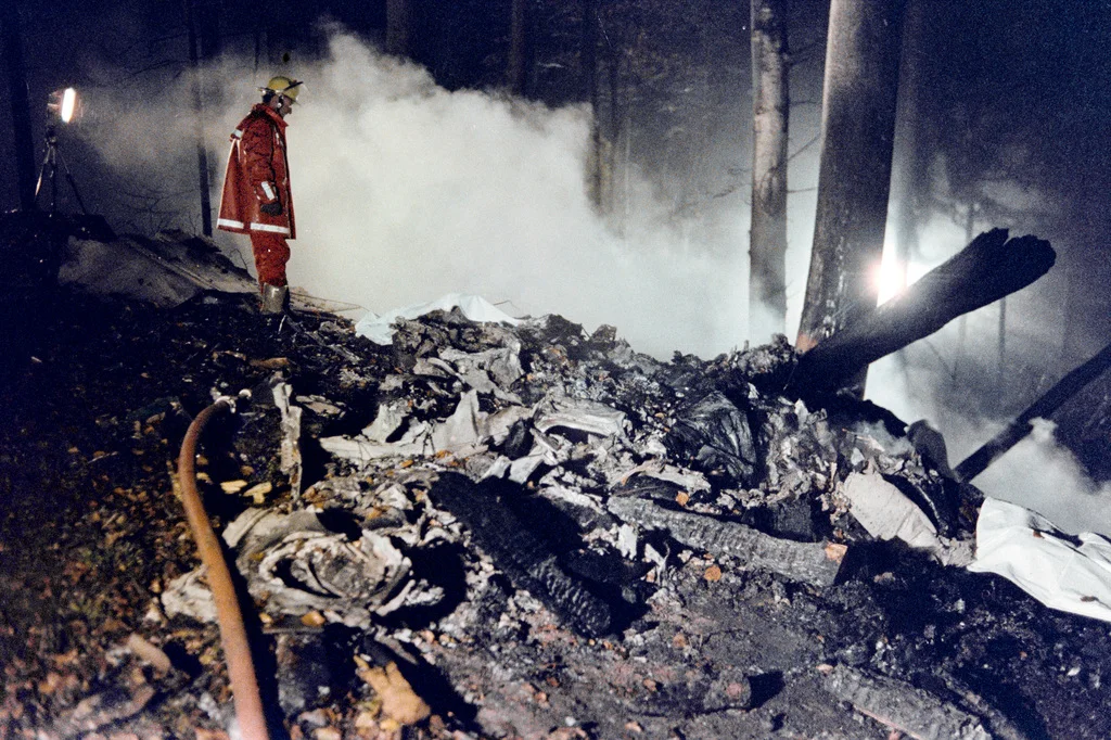 1990: Bei Stadel im Zürcher Bachsertal prallt die DC-9 "Sicilia" der Alitalia beim Landeanflug auf den Flughafen Zürich Kloten in den 637 Meter hohen Stadlerberg. Alle 46 Insassen sterben. Das Flugzeug war in Mailand Linate gestartet. Grund für den Absturz ist ein defekter Höhenmesser. Die 16-jährig Maschine hatte 33'886 Flugstunden hinter sich. Der Höhenmesser des Piloten zeigte fälschlicherweise eine um 300 Meter höhere Flughöhe an. Der Höhenmesser des Co-Piloten hingegen funktionierte einwandfrei. Der P…
