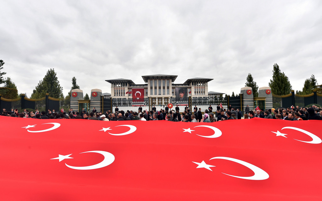 Am 29. Oktober grüsst Erdogan vom Balkon des neuen Palastes bei Ankara seine Anhänger. (Foto: Keystone/AP Pool/Presidential Press Service)