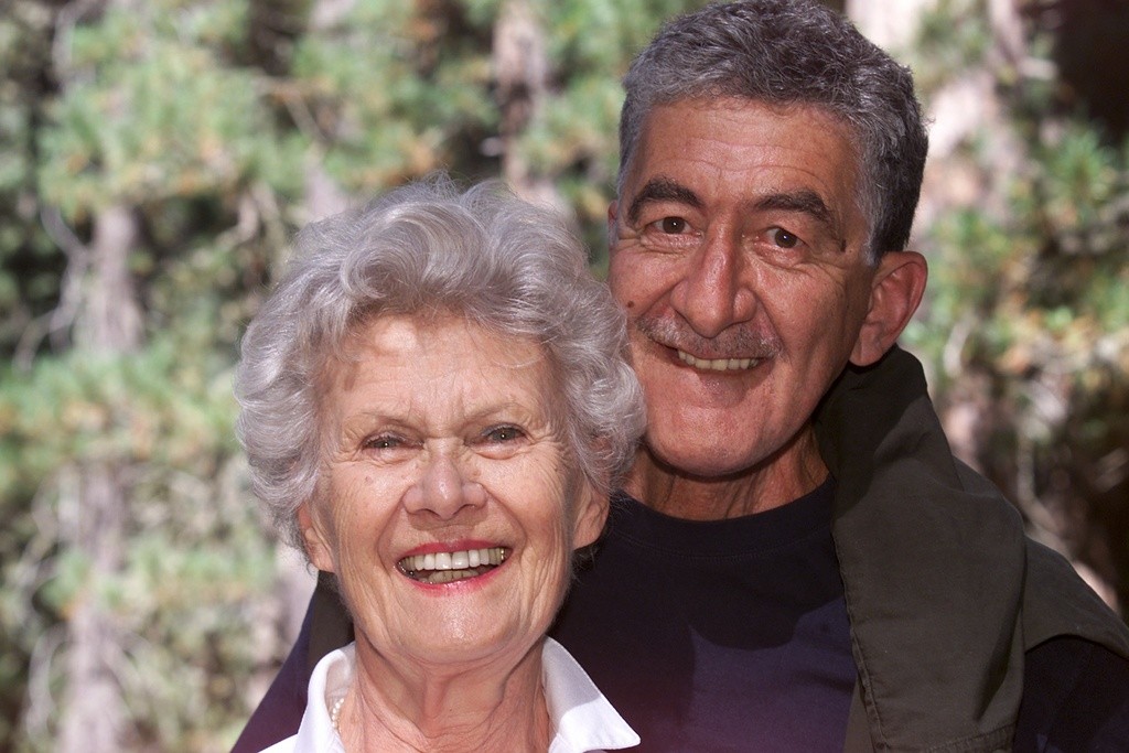 Daniel Schmid am 26. August 2000 mit der Schauspielerin Anne-Marie Blanc an der Eröffnung des 2. Festes der Künste in Pontresina. (Foto: Keystone/Arno Balzarini)
