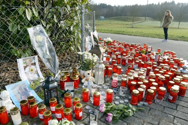 2015: Ein oder mehrere Täter töten in einem Einfamilienhaus im aargauischen Rupperswil vier Menschen mit Messern und legen anschliessend Feuer. Bei den Toten handelt es sich um eine 48-jährige Frau, ihre beiden Söhne, 13 und 19 Jahre alt, sowie die 21-jährige Freundin des älteren Sohns. Die Frau hatte zuvor bei einem Bankomat und auf einer Bank Geld abgehoben. (Foto: Keystone)