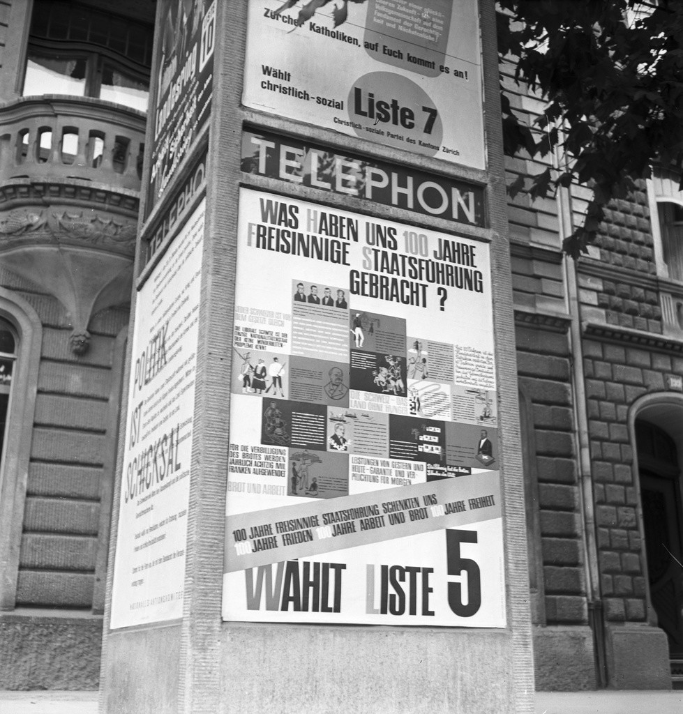 1943: Wahlplakate fuer die Nationalratswahlen am 30/31. Oktober 1943 an einer Telefonzelle in Zürich. «Was haben uns 100 Jahre freisinnige Staatsführung gebracht?» (Foto: Keystone/Photopress-Archiv/Milou Steiner)