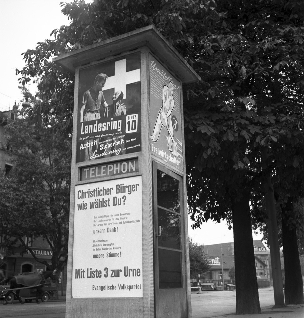 1943: Wahlplakate fuer die Nationalratswahlen am 30/31. Oktober 1943 an einer Telefonzelle in Zürich (Foto: Keystone/Photopress-Archiv/Milou Steiner) 