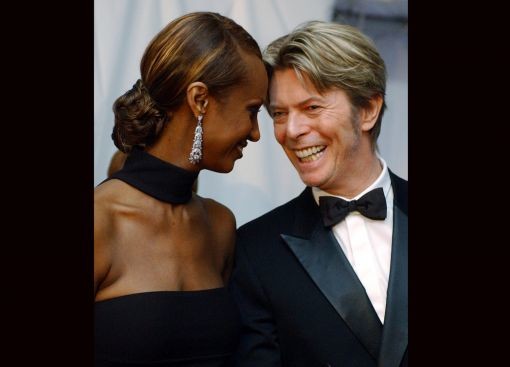 10. Januar: In London stirbt David Bowie, britischer Musiker, Sänger, Schauspieler und Maler im Alter von 69 Jahren. Während seiner 40-jährigen Karriere verkaufte er mehr als 140 Millionen Tonträger. Verheiratet war er in zweiter Ehe mit dem somalischen Model Iman Abdulmajid (das Bild zeigt die beiden im Jahr 2002). 