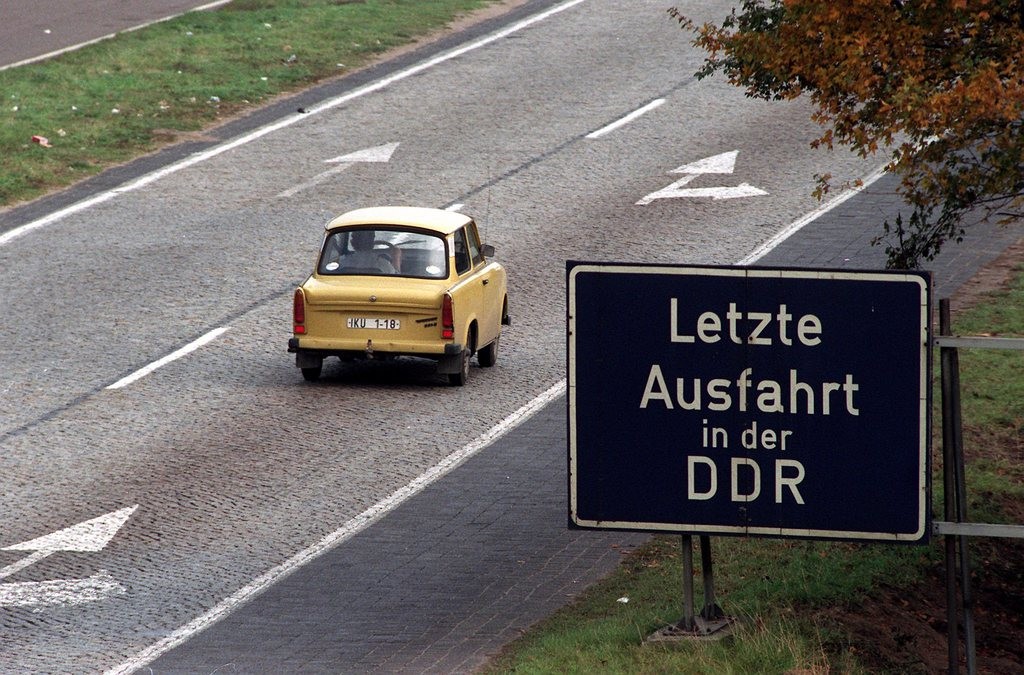 Zwischen 1957 und 1991 waren mehr als drei Millionen Stück gebaut worden. Am 30. April 1991 um 14.51 Uhr rollt der letzte Trabant aus dem Sachsenringwerk in Zwickau. Das Bild entstand nahe der polnischen Grenze. (Foto: Keystone/AP/Dieter Endlicher)