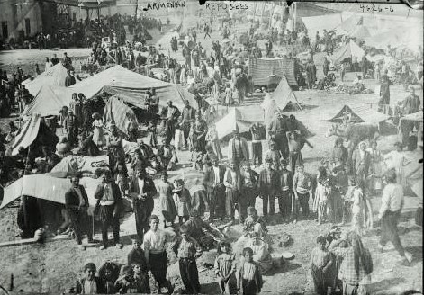28. Mai 1918: Die „Demokratische Republik Armenien“ wird ausgerufen. Sie wird sogleich von vorrückenden türkischen Truppen bedroht. Bewaffnete Konflikte bestehen auch mit den Nachbarn Georgien und Aserbeidschan. Nach dem Völkermord der Armenier in der Türkei flüchten Hunderttausende in die Republik. Dieser Ansturm von Flüchtlingen macht dem jungen Land wirtschaftlich schwer zu schaffen. Das Bild zeigt ein Flüchtlingslager im Dezember 1920. Im Vertrag von Lausanne wird 1920 Armenien zwischen der Türkei und …