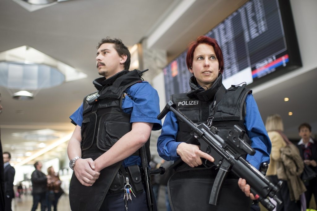 Polizeipräsenz am Dienstag auf dem Zürcher Flughafen Kloten. (Foto: Keystone/Ennio Leanza)
