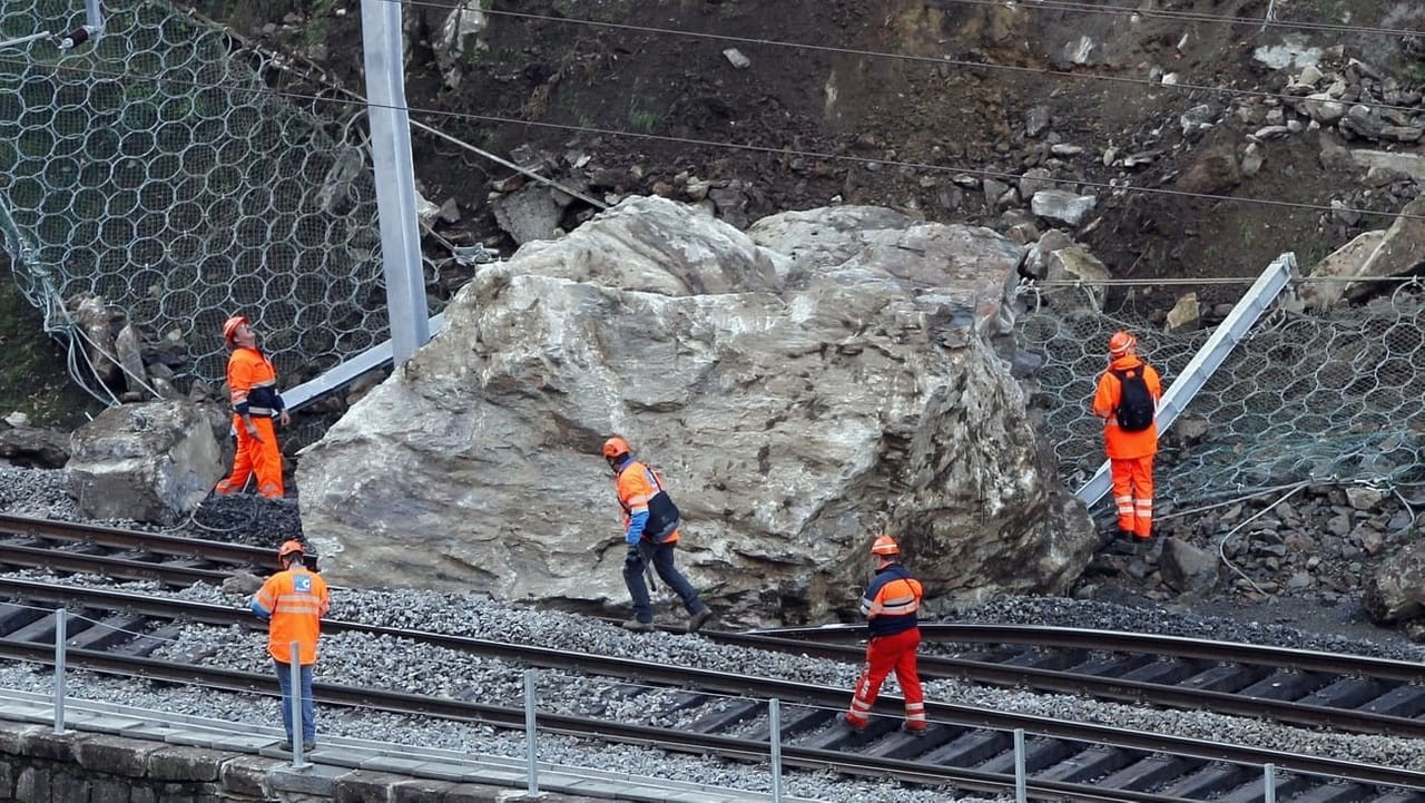 Die Gotthardstrecke der SBB ist wegen eines Steinschlags zwischen Erstfeld und Göschenen im Kanton Uri unterbrochen. (Foto: Keystone)