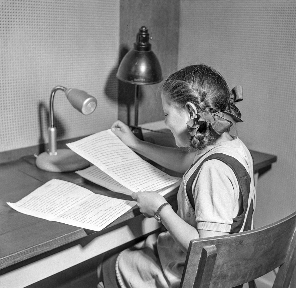 August 1944: Heidi Plattner, Sprecherin des Kindernachrichten-Dienstes im Radiostudio Bern. Heidi beantwortete auch Fan-Post. (Foto: Keystone/Photopress-Archiv/Hans Gerber)