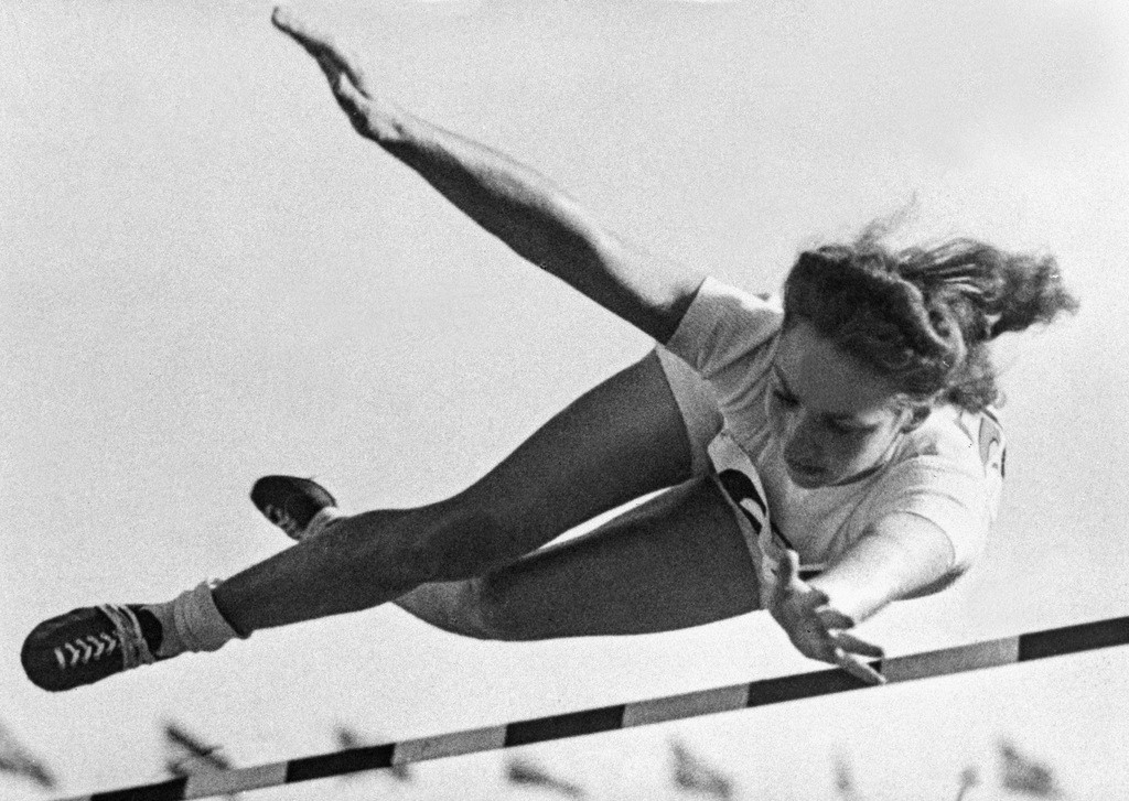 Die Schweizer Hochspringerin überspringt am 27. Juli 1941 in Lugano die Weltrekordhöhe von 1,66 Meter. Doch erst 35 Jahre später wird der Rekordsprung vom Internationalen Leichtathletikverband anerkannt. Warum so spät? Den Weltrekord hielt seit 1938 die Deutsche Dora Ratjen. Sie hatte 1,70 Meter übersprungen. Später wird festgestellt, dass Dora eigentlich ein Mann ist. Der 1,70 Meter-Rekord von Dora, die sich nun Heinrich nennt, wird aberkannt. (Foto: Keystone/Photopress-Archiv)