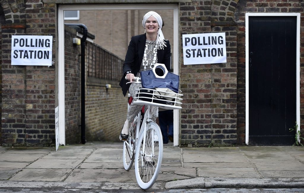 Eine Engländerin nach Abgabe ihrer Stimme vor einem Londoner Stimmlokal. 