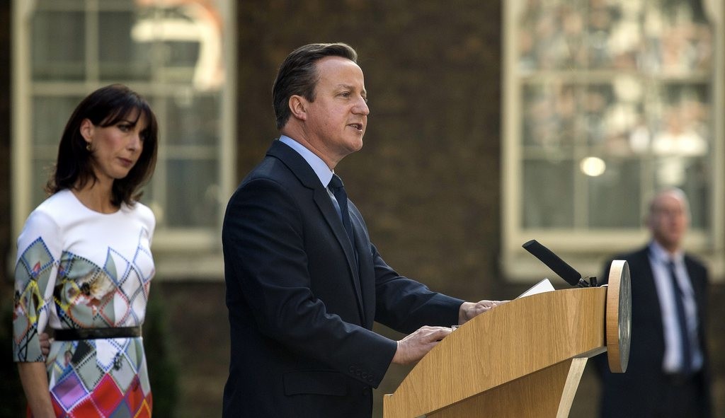 Premierminister David Cameron, der sich für einen Verbleib Grossbritanniens in der EU stark gemacht hatte, tritt in der Folge zurück.