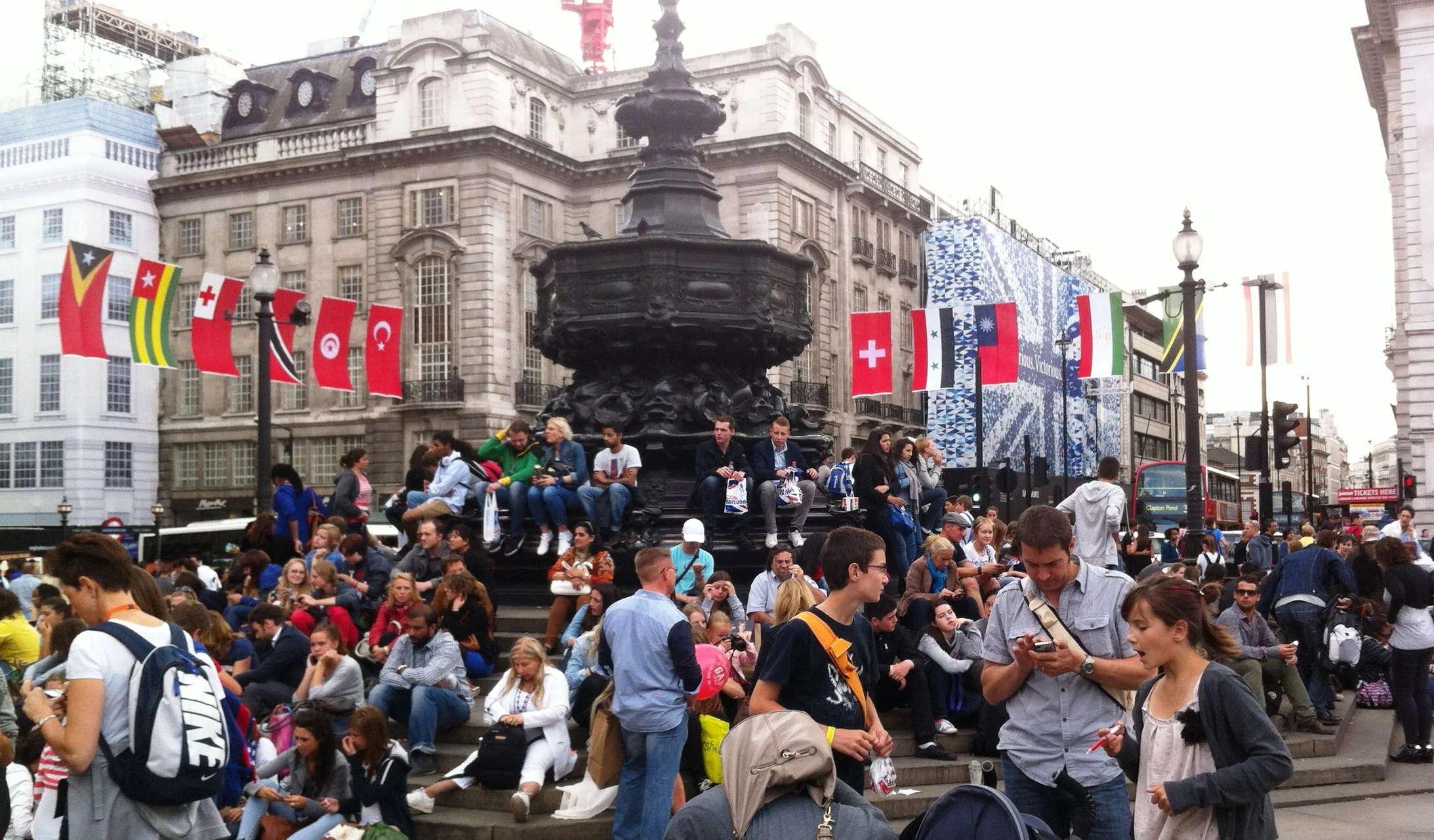 Letzte Stunden auf dem Piccadilly Circus im Zentrum von London - mit gut sichtbarer Schweizer Flagge. Die Olympischen Spiele haben England ein hervorragendes Zeugnis ausgestellt. Die Engländer haben einmal mehr bewiesen, dass sie das freundlichste Volk Europas sind. (Foto: Journal 21)