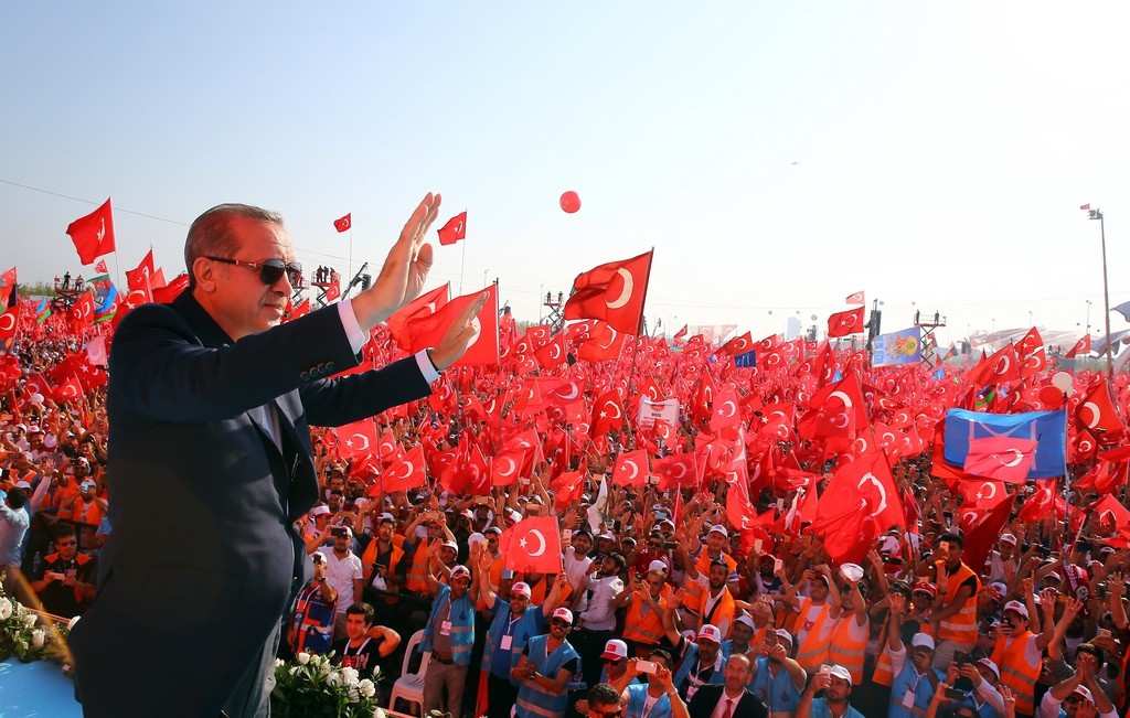 Erdoğan benutzte den Putschversuch, um immer mehr Macht an sich zu reissen. Zudem plant er, die Todesstrafe wieder einzuführen, was das definitive Aus für eine EU-Mitgliedschaft bedeuten würde. Das Bild zeigt ihn an einer Kundgebung am 7. August. 