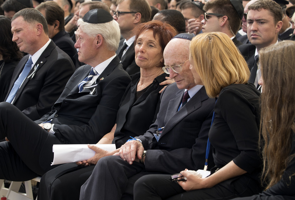 An der Trauerfeier für Schimon Peres nehmen zahlreiche amtierende und frühere Staats-, Ministerpräsidenten und Minister teil, unter ihnen Bill Clinton. 