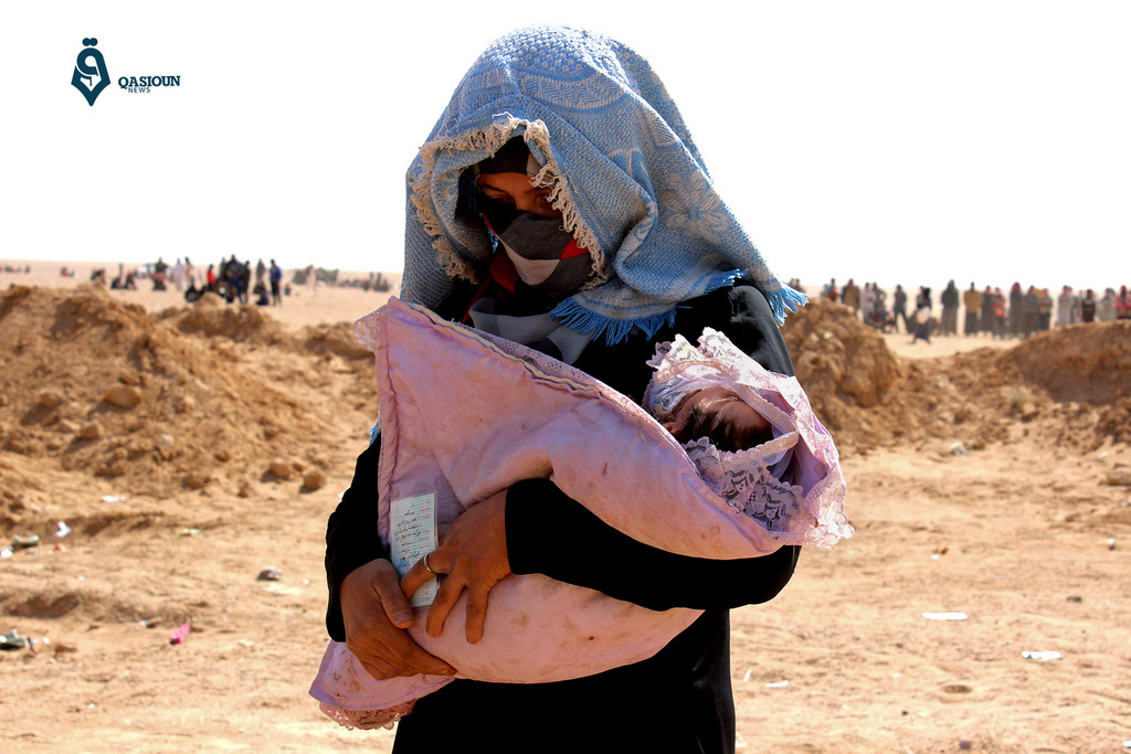 Oktober: Ihr gelang die Flucht aus der nordirakischen Metropole Mosul. Mit ihrem Baby ist sie über die Grenze nach Syrien geflohen und im Gouvernement al-Hasaka angekommen. Die Uno rechnet mit „einer humanitären Katastrophe biblischen Ausmasses“. Bis zu einer Million Menschen könnten demnächst aus Mosul flüchten. Die Hilfswerke sind mit einem solchen Ansturm überfordert. Inzwischen rücken die irakischen, kurdischen und sunnitischen Streitkräfte weiter auf die vom „Islamischen Staat“ gehaltene Metropole vor…