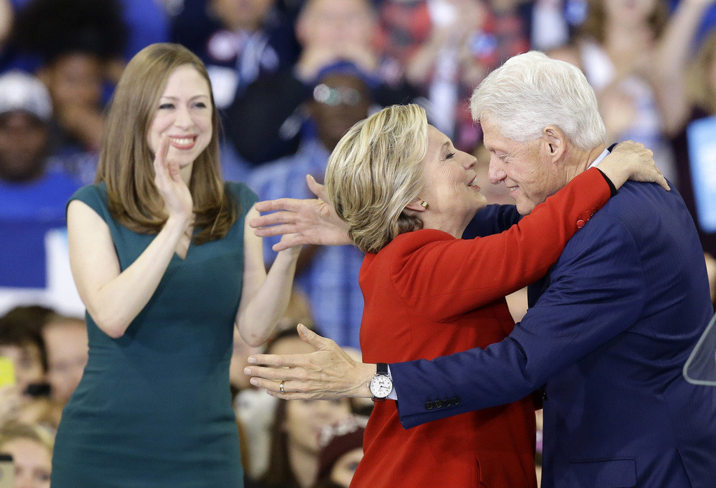 Hillary Clinton mit Tochter Chelsea und Bill Clinton (Foto: Keystone/AP)