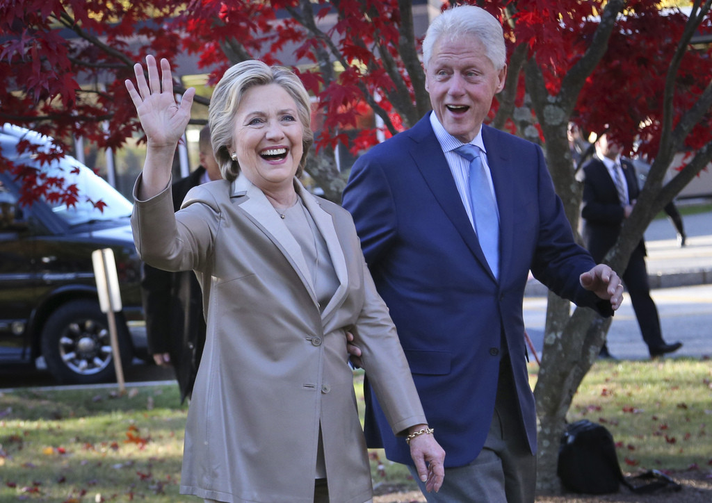 Hillary und Bill Clinton nach der Stimmabgabe (Foto: Keystone/EPA)
