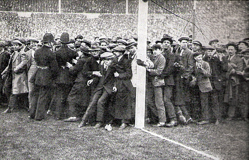 200'000 Briten drängen sich am 28. April 1923 ins neu eröffnete Londoner Wembley Stadion. Tausende strömen auf den Rasen. Eigentlich wollten Bolton und Westham ihren Cup-Final austragen. Doch an Fussball war zunächst nicht zu denken. (Bild: Aus dem Foto-Archiv der Agentur Keystone)