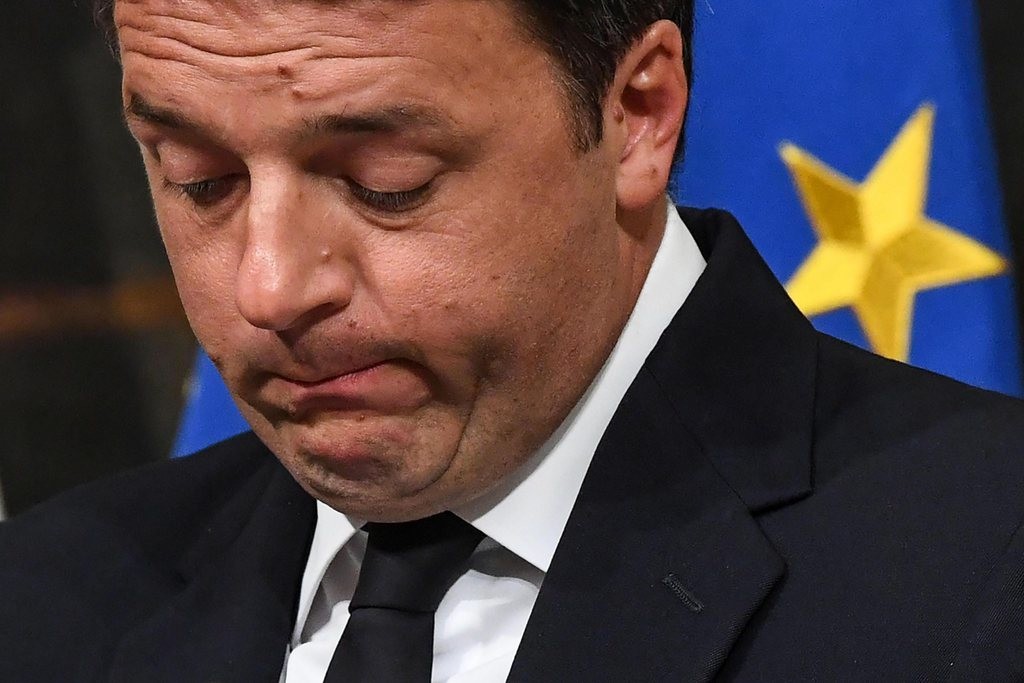 Der italienische Ministerpräsident Matteo Renzi verliert die Volksabstimmung über die von ihm vorgelegte Verfassungsreform und tritt zurück. 59,1 Prozent der Italienerinnen und Italiener hatten sich gegen die Reform ausgesprochen, die das Land hätte regierbarer machen sollen. (Foto: Keystone/EPA/Alessandro di Meo)